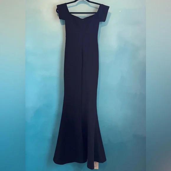 Elegant Black Evening Gown - Picture 2 of 4